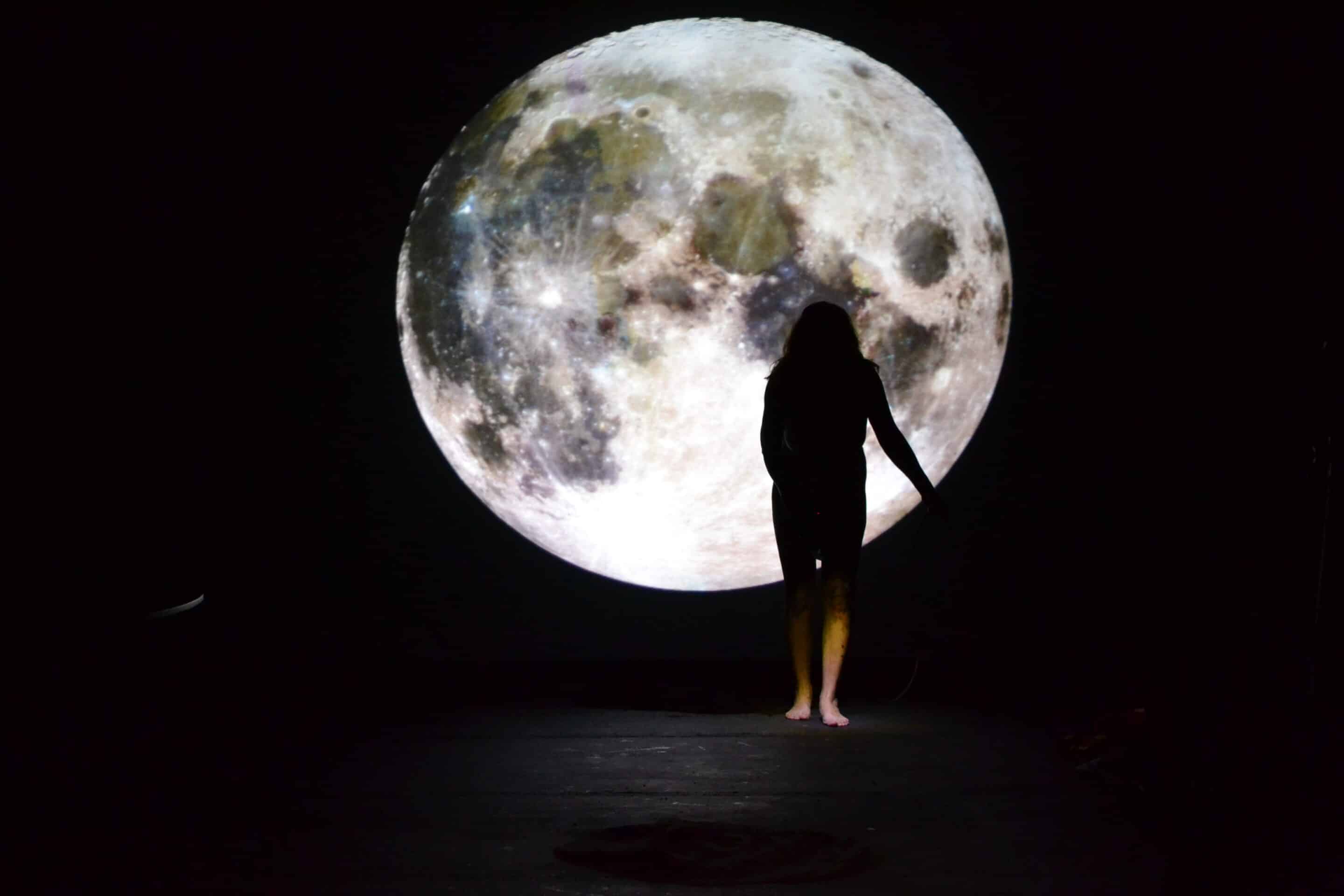 Луна мужчины в трине. Фотосессия с луной в студии. Безумная Луна. Луна безумная Луна. Девушка и Луна фото.